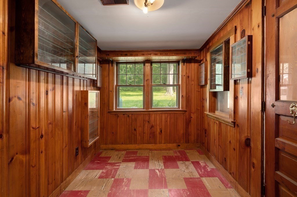 163 Topsfield Road Ipswich, MA 01938 - Photo 6 of 29 a view of an entryway