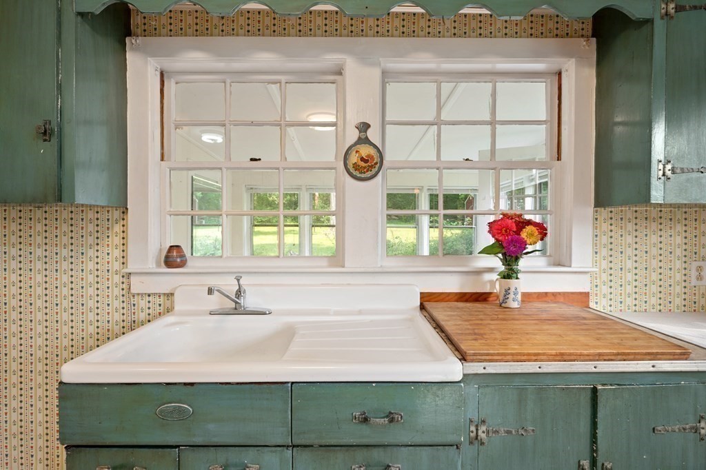 163 Topsfield Road Ipswich, MA 01938 - Photo 7 of 29 a bathroom with a sink and a mirror