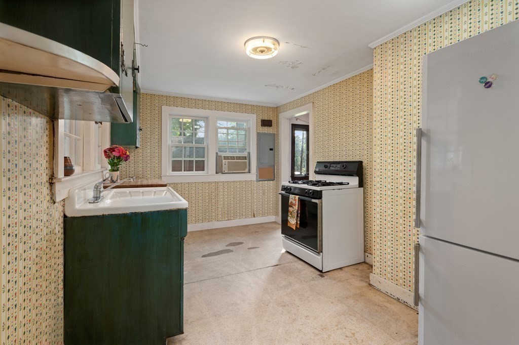 163 Topsfield Road Ipswich, MA 01938 - Photo 10 of 29 a kitchen with a sink stove and refrigerator