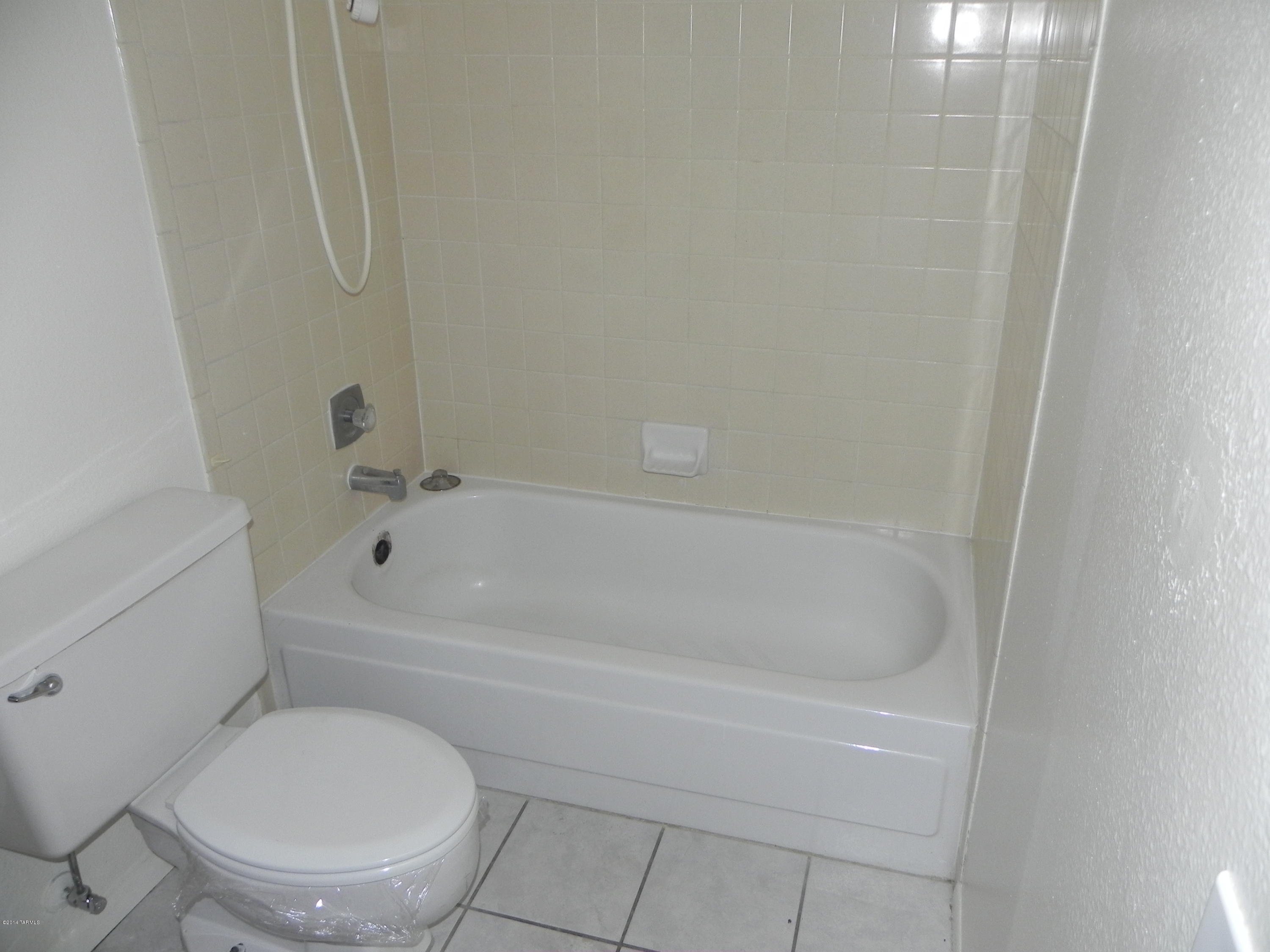 6625 East Golf Links Road, Unit 2 Tucson, AZ 85730 - Photo 10 of 14 a bathroom with a toilet and a bathtub
