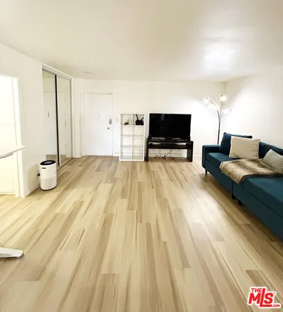 $2,100 | 4255 West 5th Street, Unit 209, Los Angeles, CA 90020