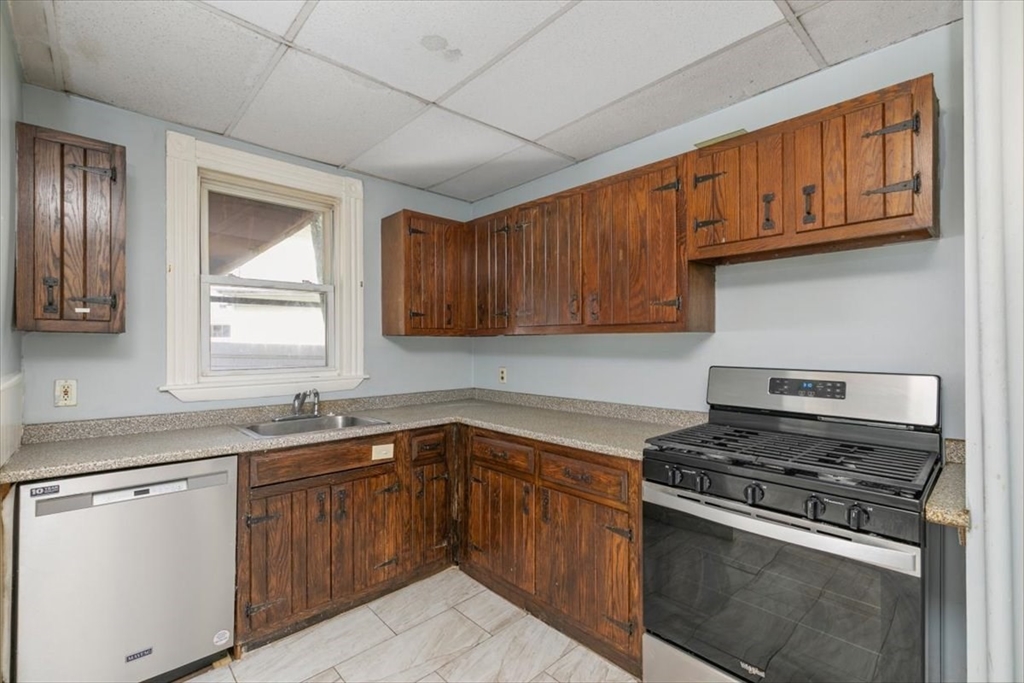 293 Albion Street Wakefield, MA 01880 - Photo 11 of 42