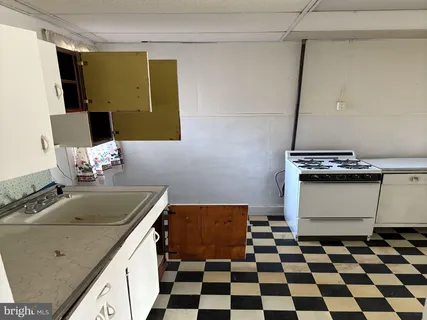 a view of empty room with window