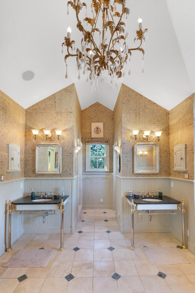 1129 Triple Creek Road Fredericksburg, TX 78624 - Photo 38 of 78 a living room with a couch and a potted plant