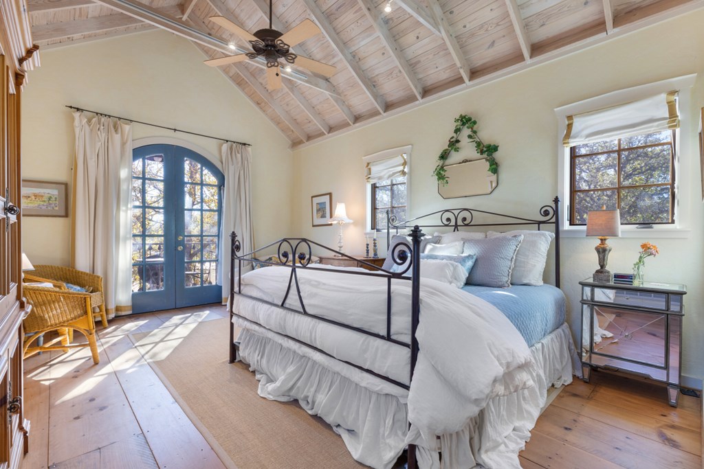 1129 Triple Creek Road Fredericksburg, TX 78624 - Photo 49 of 78 Guest suite