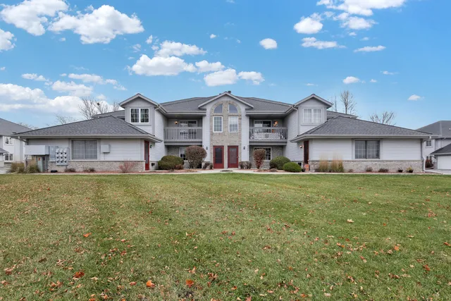 $290,000 | 827 Quinlan Drive, Unit H, Pewaukee, WI 53072