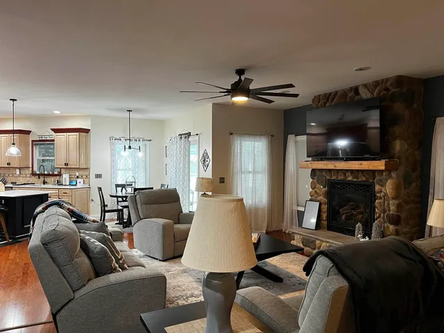 $580,000 | 5942 County Road 1700 North, Woodlawn, IL 62898