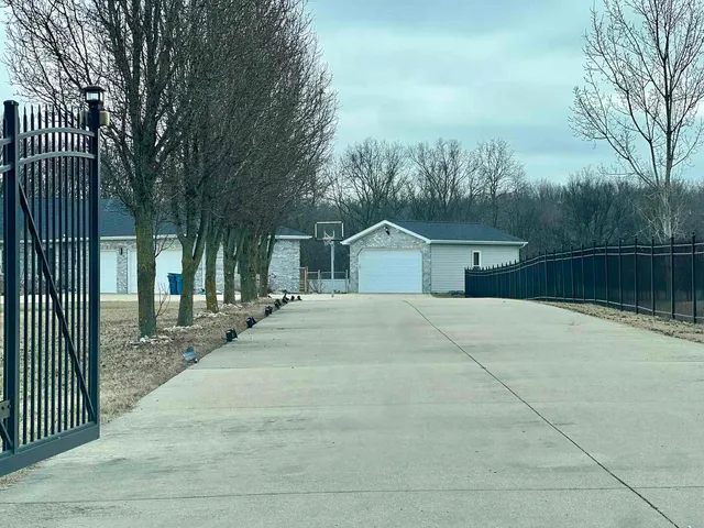 $580,000 | 5942 County Road 1700 North, Woodlawn, IL 62898