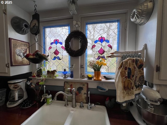 18 South Collier Street Coquille, OR 97423 - Photo 14 of 48 a view of a workspace with furniture and toys