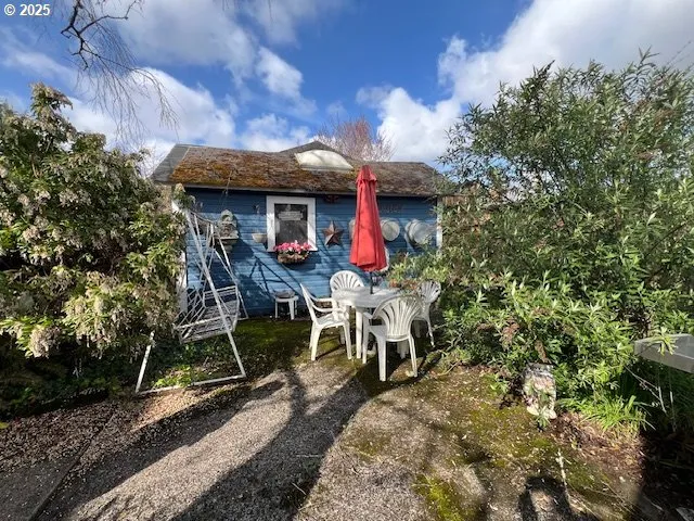 a view of a chairs and table in backyard