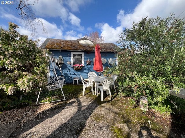 18 South Collier Street Coquille, OR 97423 - Photo 5 of 48 a view of a chairs and table in backyard