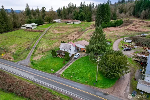 a view of a backyard with of a house