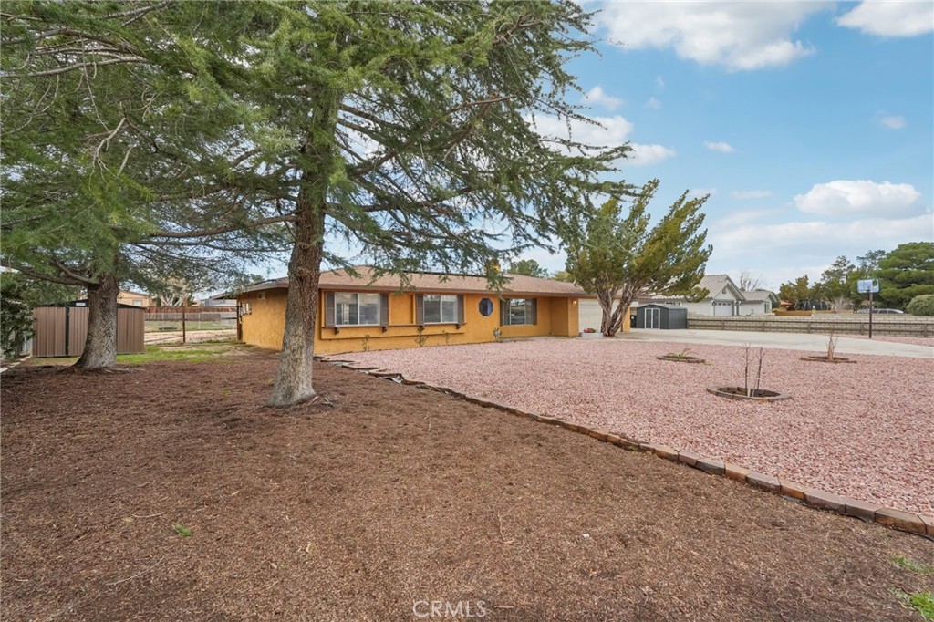 13954 Cronese Road Apple Valley, CA 92307 - Photo 2 of 34