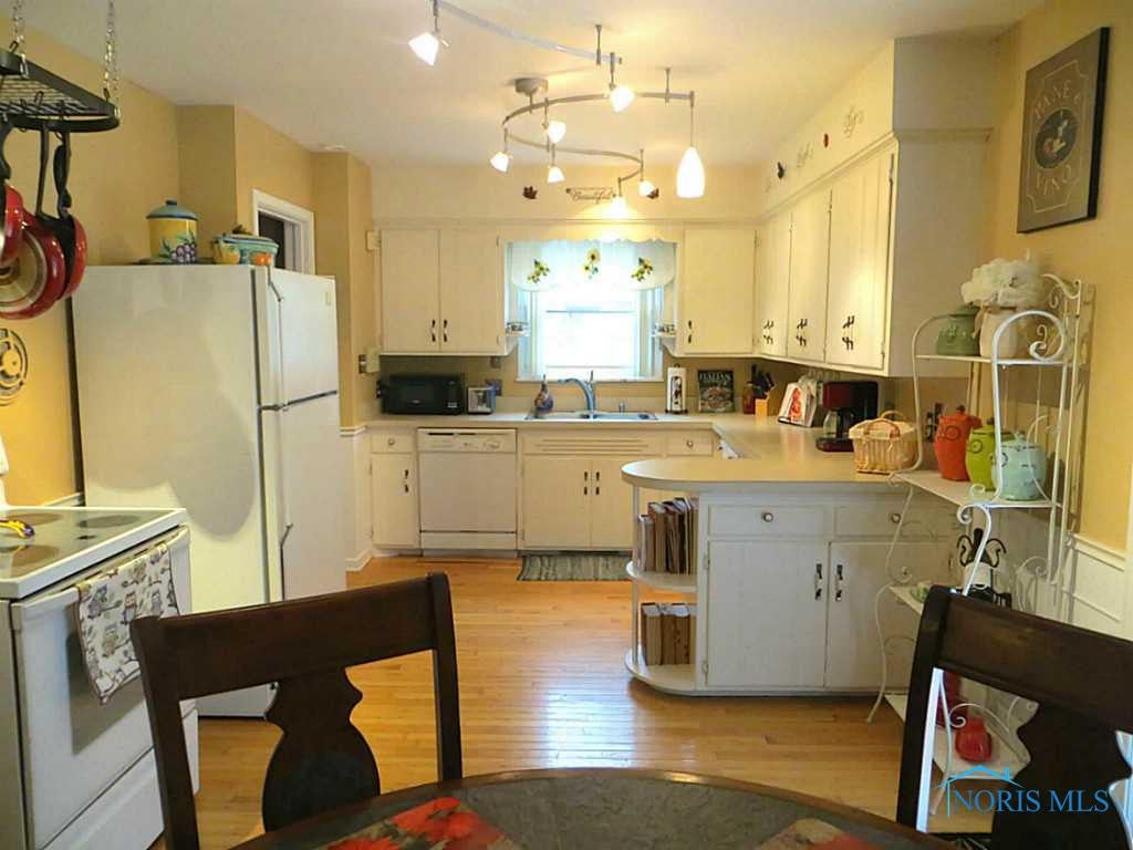 5873 Moline Martin Road Walbridge, OH 43465 - Photo 11 of 20 Kitchen.