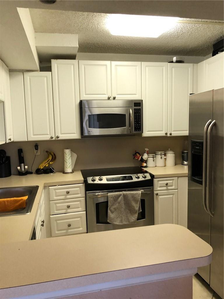 8207 Thames Boulevard, Unit B Boca Raton, FL 33433 - Photo 8 of 29 Kitchen with Stainless steel appliances