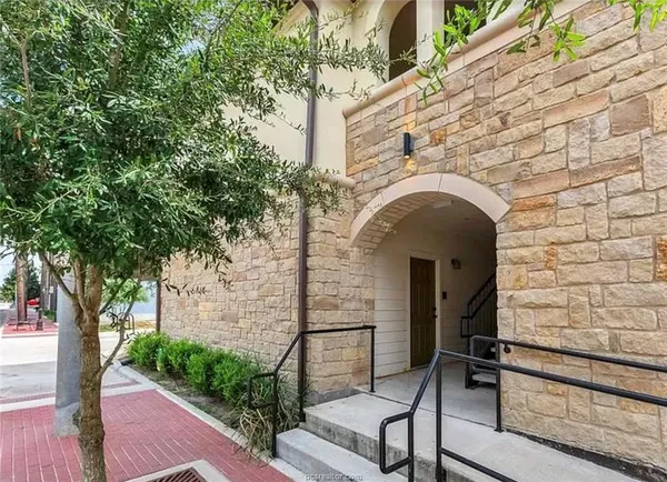 a view of entryway with garden