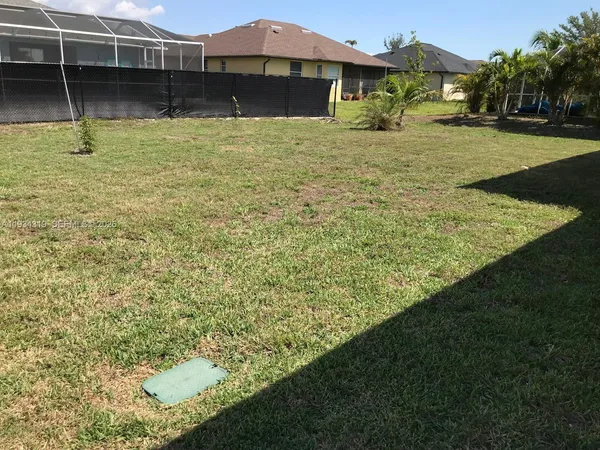 a view of a backyard