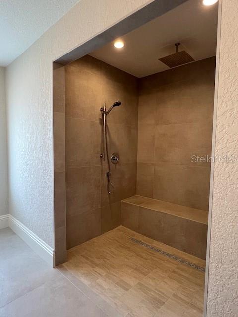 2800 Conway Gardens Road Orlando, FL 32806 - Photo 14 of 23 a bathroom with a shower