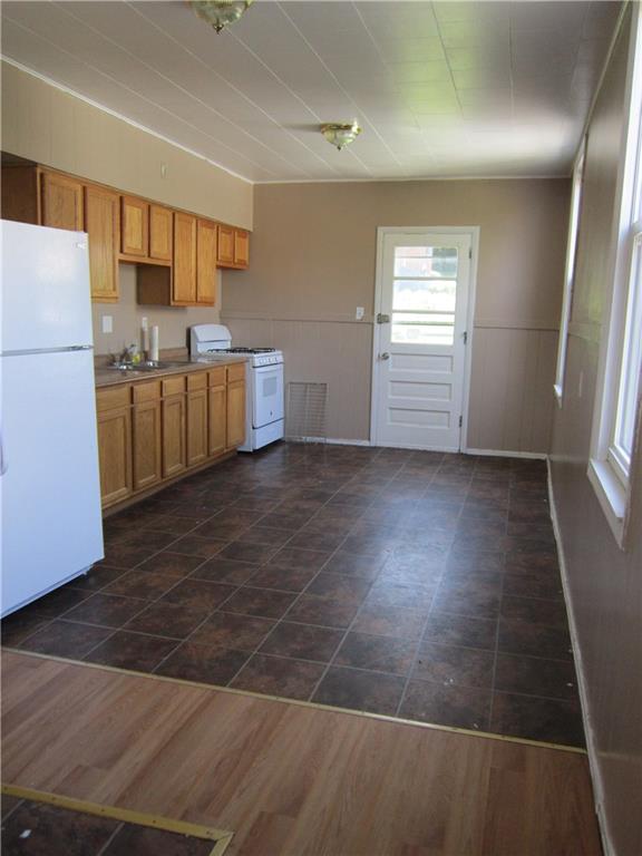 1210 3rd Street McKees Rocks, PA 15136 - Photo 6 of 25 Eat in spacious Kitchen.