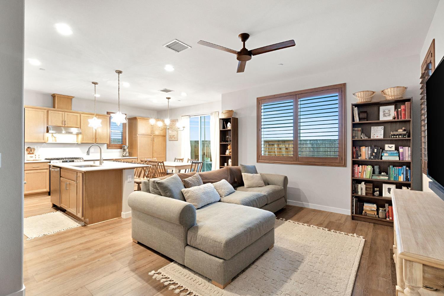 554 Mccaffrey Way Madera, CA 93636 - Photo 4 of 40