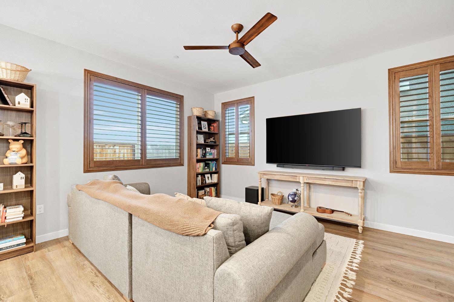 554 Mccaffrey Way Madera, CA 93636 - Photo 7 of 40