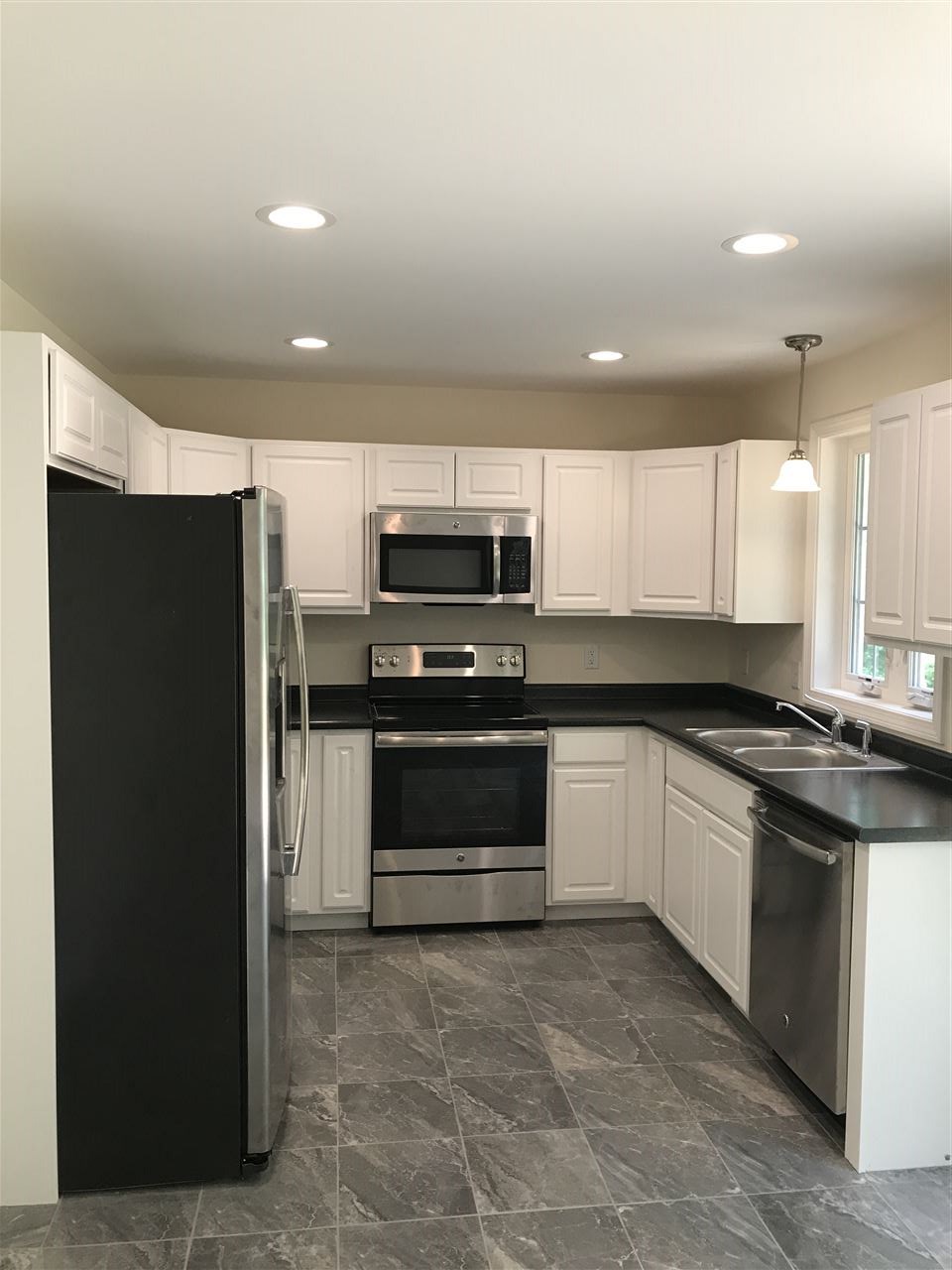 39 Regency Court Rochester, NH 03867 - Photo 2 of 25