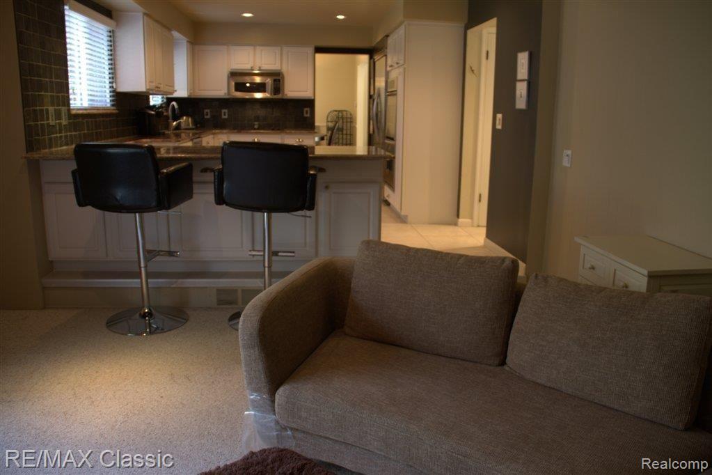 23915 Rockingham Street Southfield, MI 48033 - Photo 10 of 25 Family Room & Kitchen with Bar