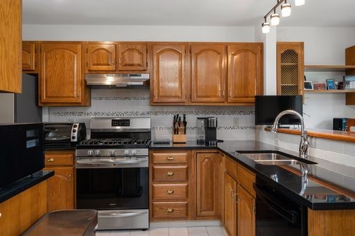 8 Shadow Brook Lane, Unit E Smithfield, RI 02917 - Photo 12 of 31