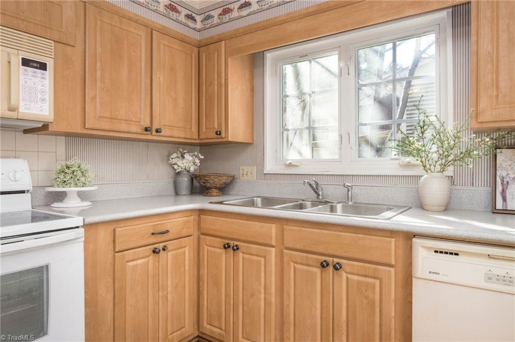 1335 Berwick Road Southwest Winston-Salem, NC 27103 - Photo 9 of 40 Gallery Image 9