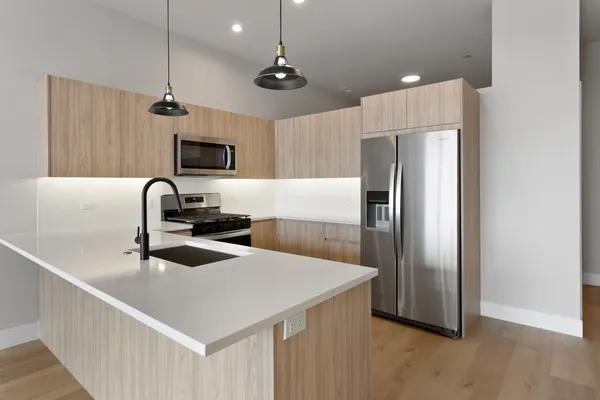 $3,850 | 2505 West Farragut Avenue, Unit 401, Chicago, IL 60625