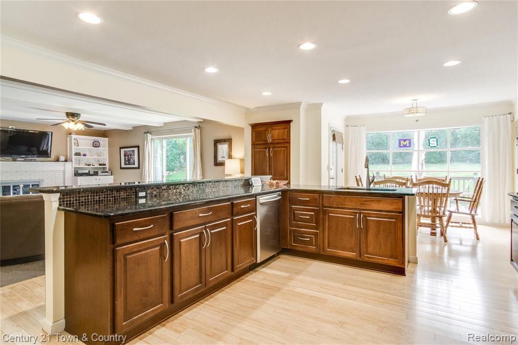 548 Ten Point Drive Rochester Hills, MI 48309 - Photo 14 of 46