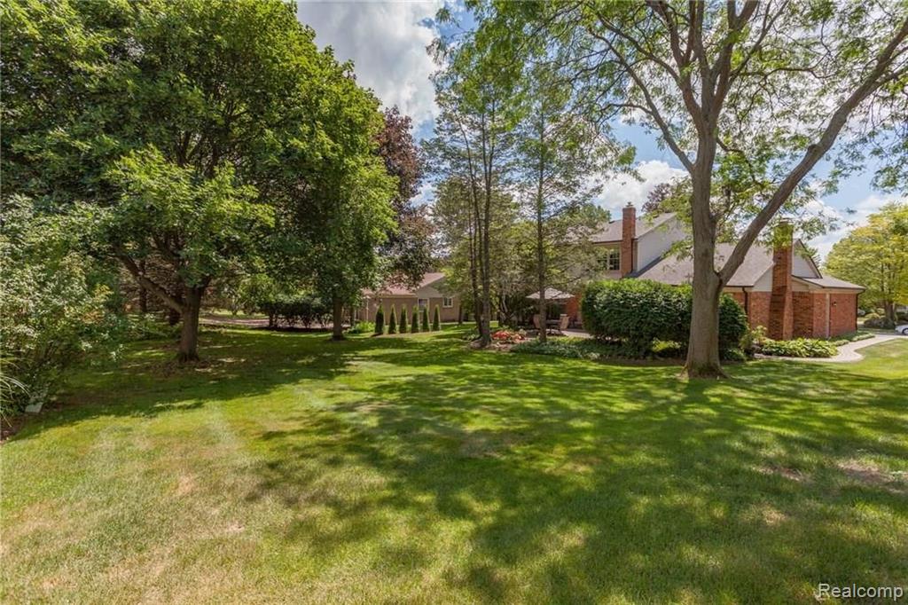 338 Lake Forest Road Rochester Hills, MI 48309 - Photo 4 of 28