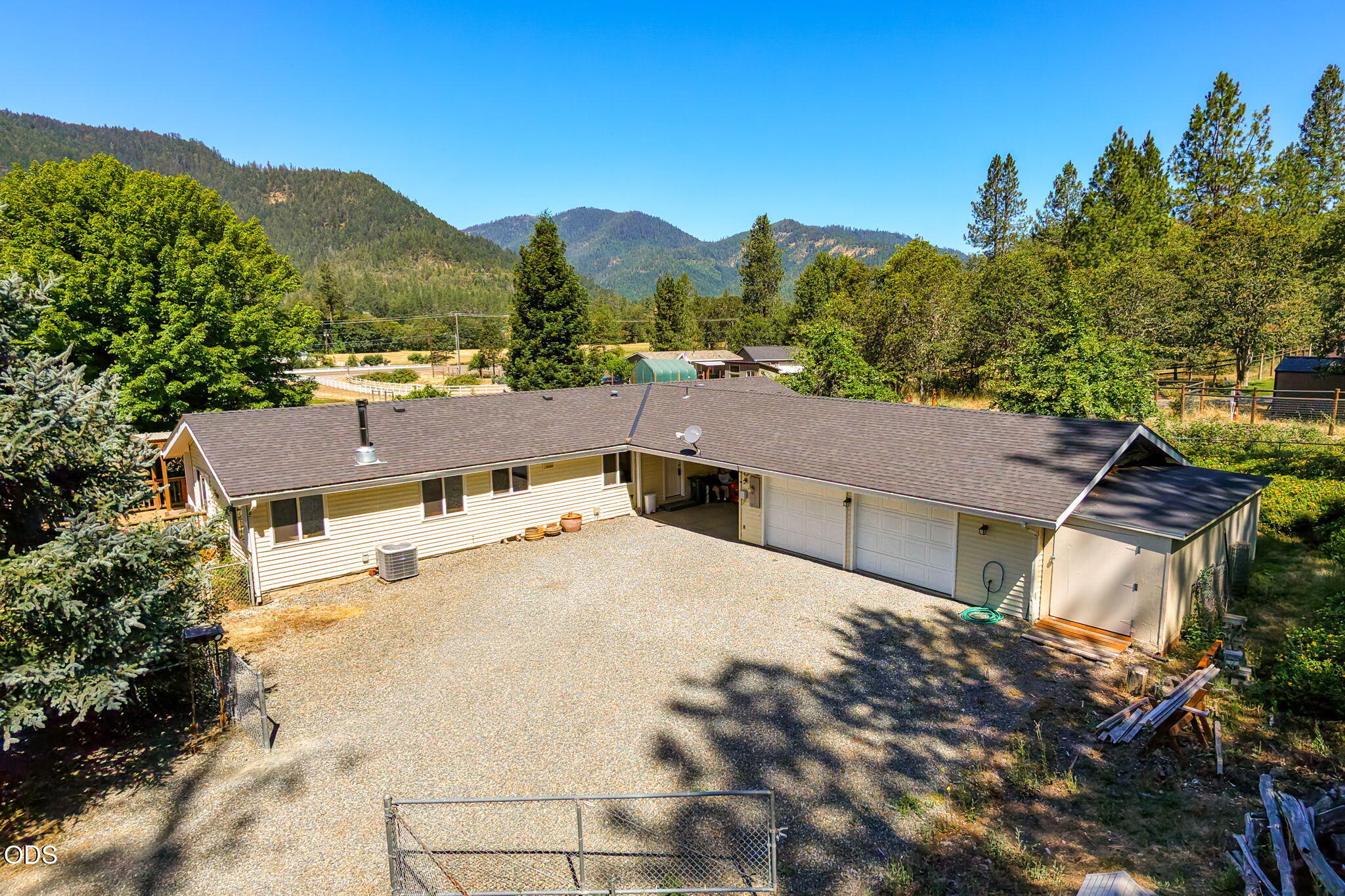 2072 East Evans Creek Road Rogue River, OR 97537 - Photo 3 of 31