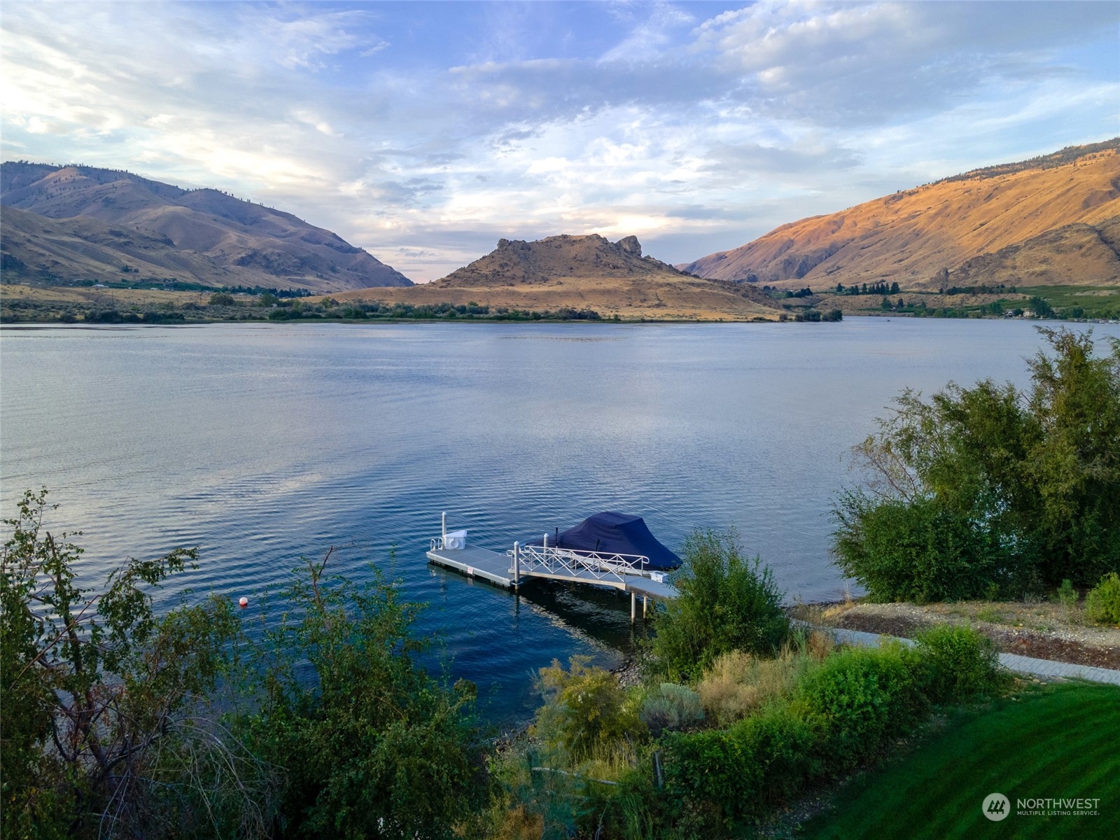 225 Turtle Rock Road East Wenatchee, WA 98802 - Photo 37 of 40 a view of a lake with houses in the back