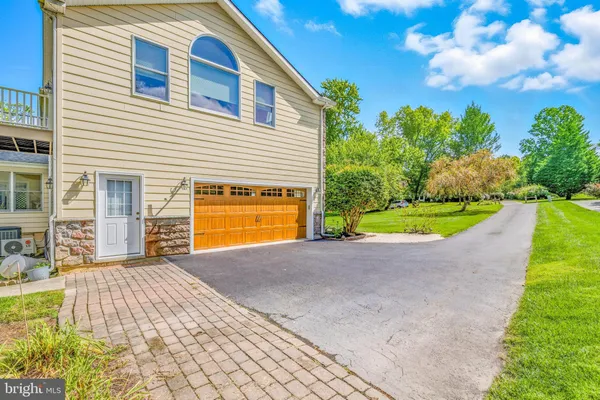 $850,000 | 76 Colonial Circle, Thornton, PA 19373