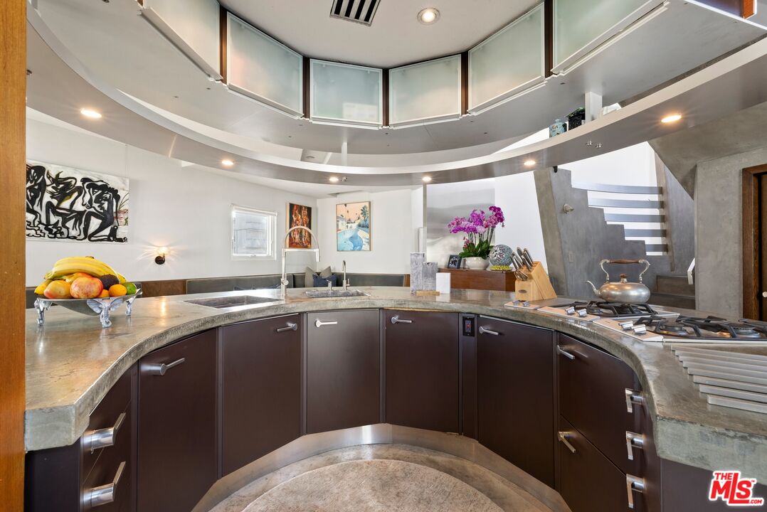 24 Eastwind Street, Unit 2 Marina del Rey, CA 90292 - Photo 4 of 46