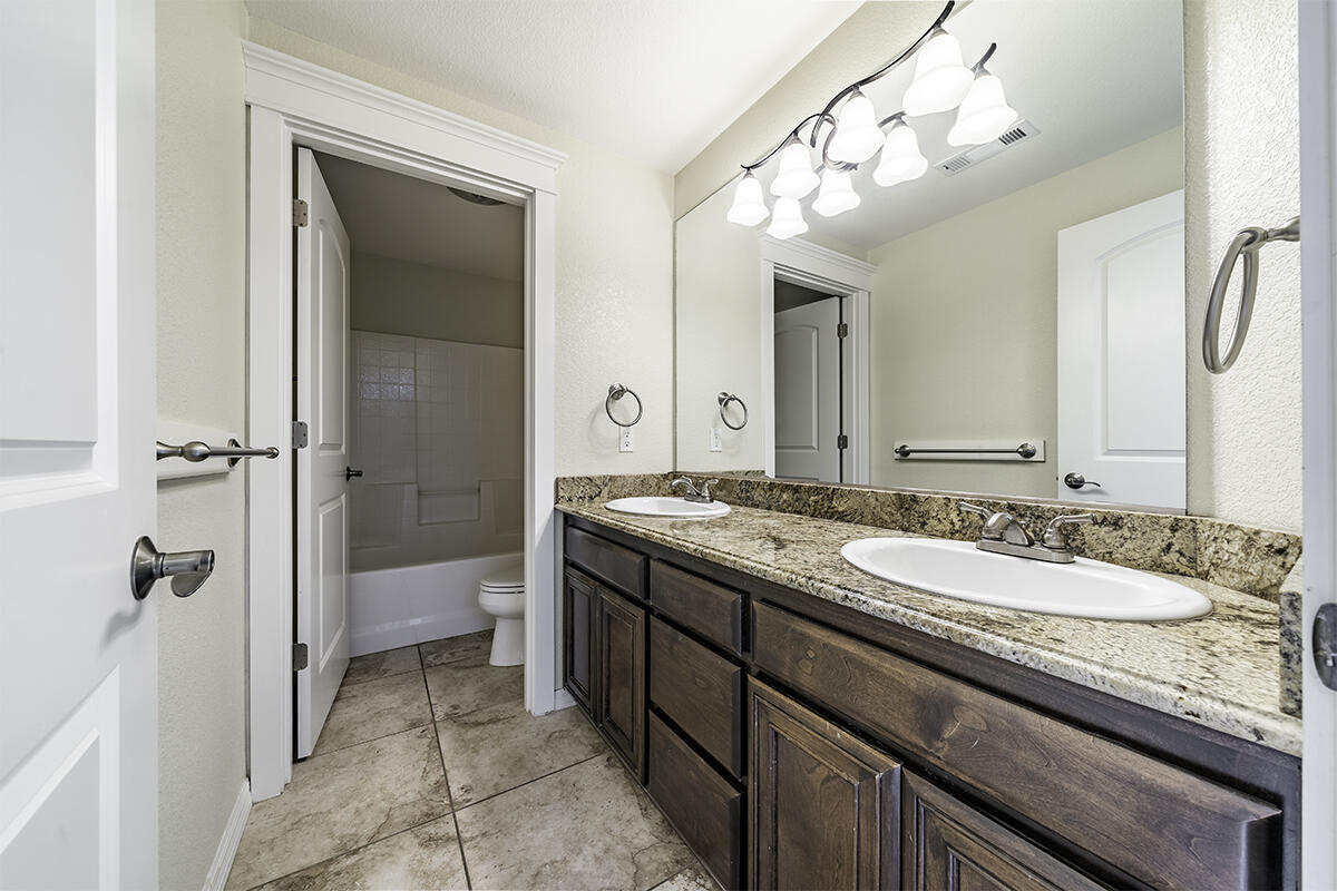 4201 Falcon Ridge Terrace Medford, OR 97504 - Photo 32 of 44 Upstairs Bathroom 2