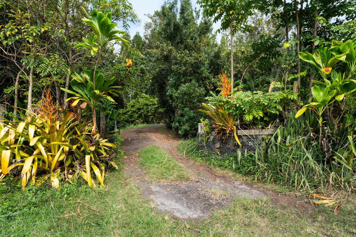 88-2497 Milolii Road Captain Cook, HI 96704 - Photo 30 of 30 a backyard of a house with lots of green space