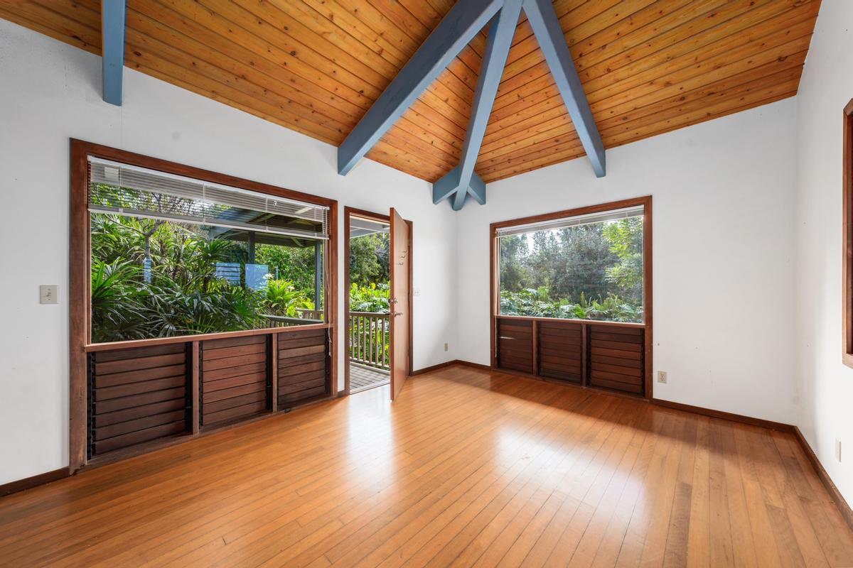 88-2497 Milolii Road Captain Cook, HI 96704 - Photo 6 of 30 a room with wooden floor and furniture