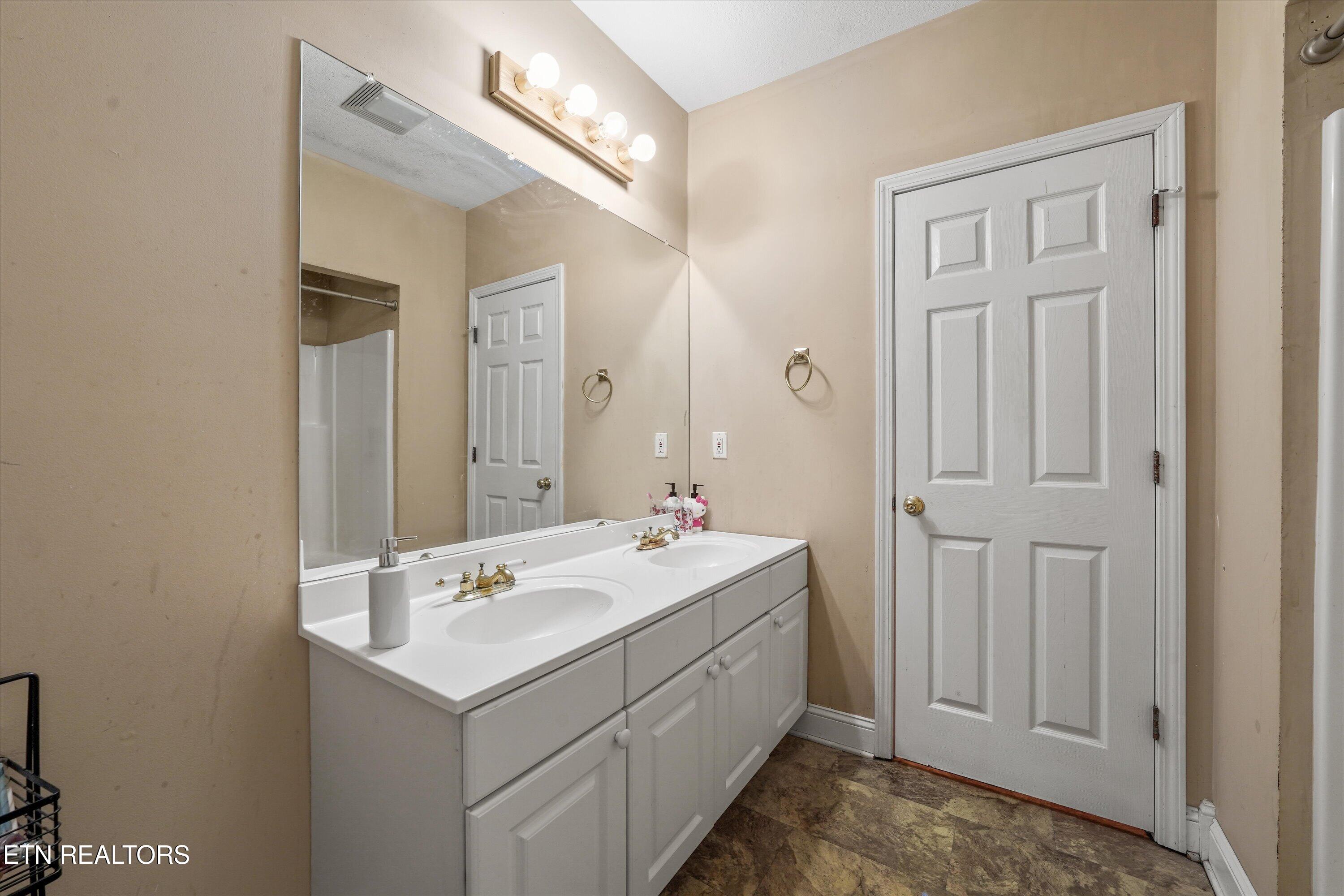 117 Cooper Road Tallassee, TN 37878 - Photo 30 of 51 Bathroom