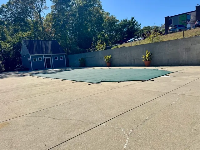 a view of a backyard