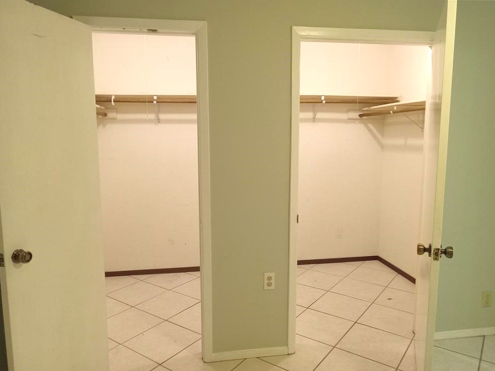 910 East Meadowmere Lane Austin, TX 78758 - Photo 11 of 27 a bathroom with a glass shower door