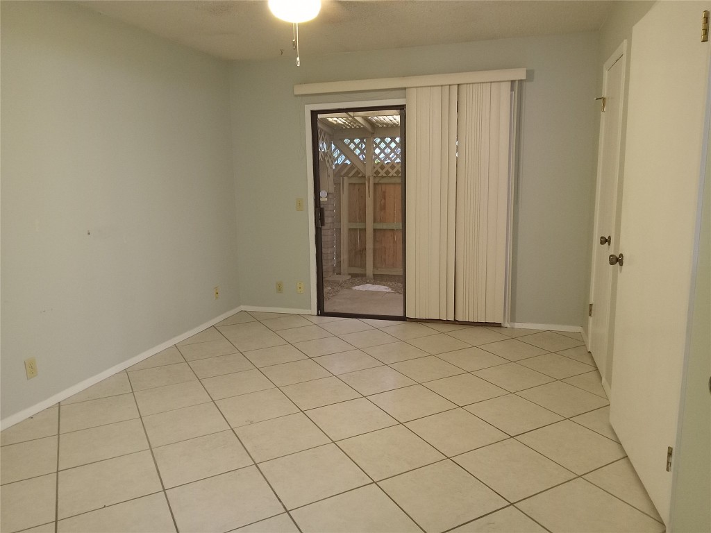 910 East Meadowmere Lane Austin, TX 78758 - Photo 8 of 27