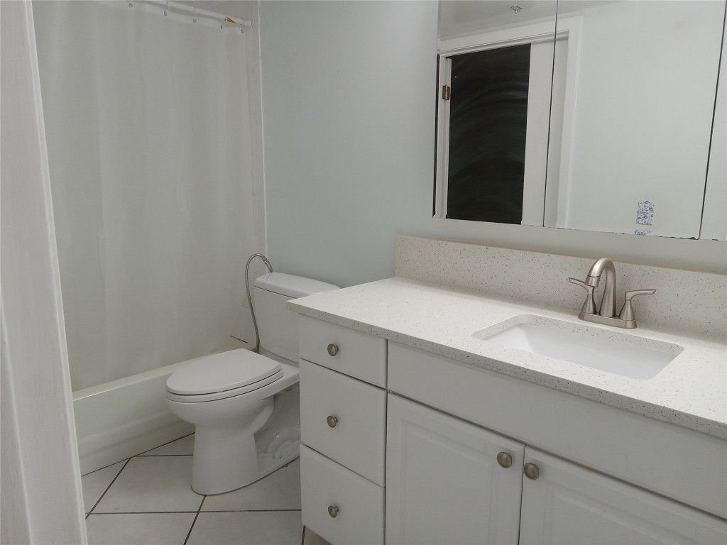910 East Meadowmere Lane Austin, TX 78758 - Photo 9 of 27 a bathroom with a toilet sink and mirror