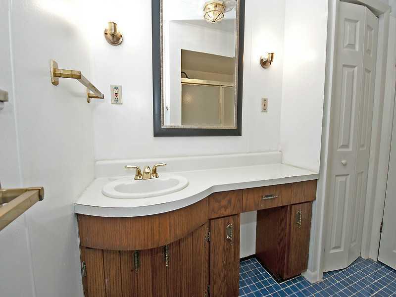 300 Clay Street Rochester, PA 15074 - Photo 22 of 23 Full Bath.