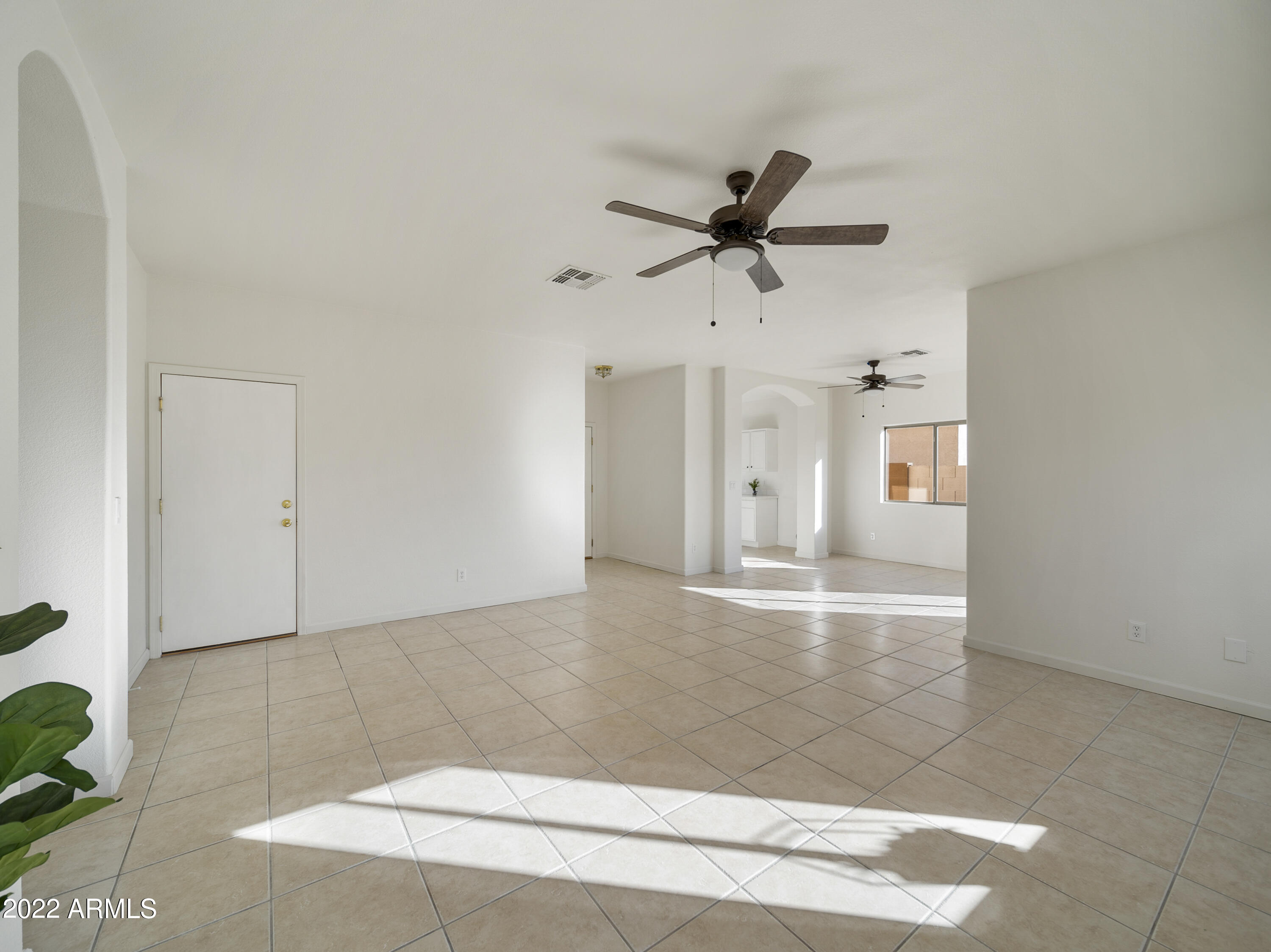 322 North 103rd Place Apache Junction, AZ 85120 - Photo 4 of 33 Living room