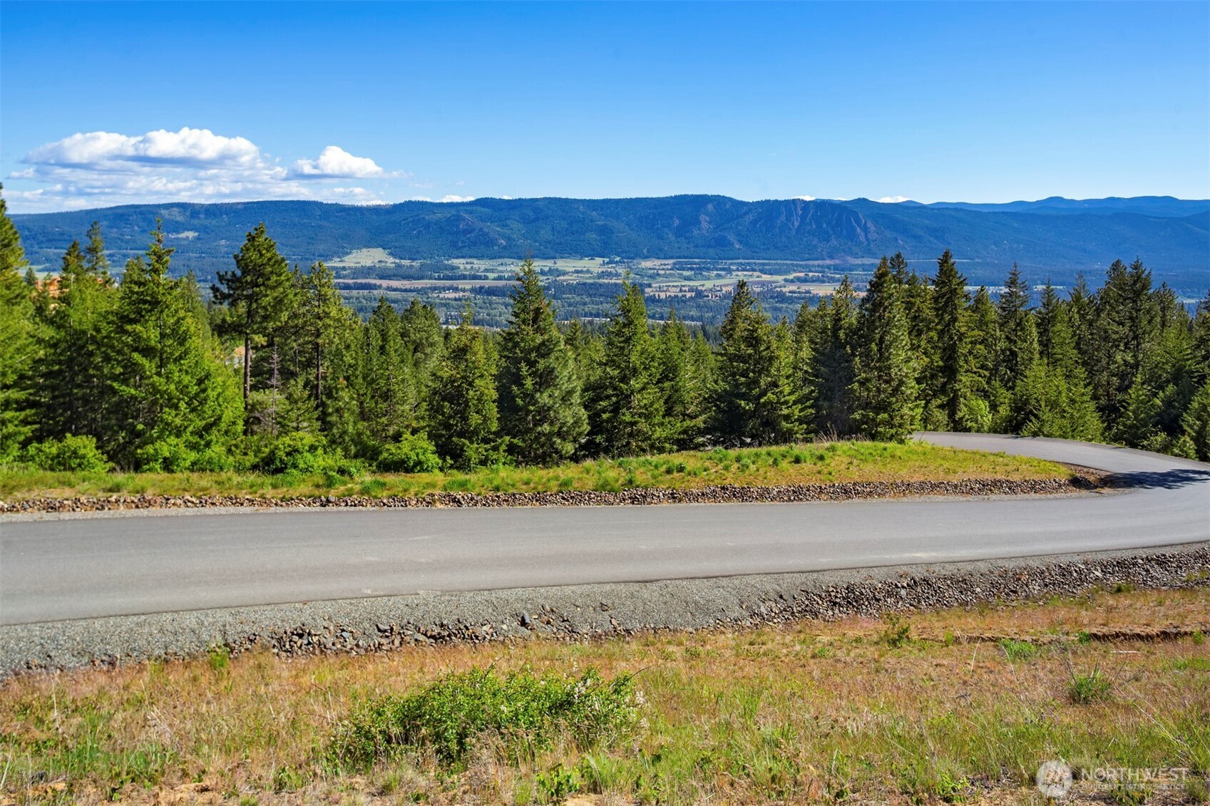 80 Plum Creek Road Cle Elum, WA 98922 - Photo 2 of 20 a view of a yard with a lake view