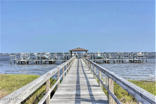 $749,900 | 114 Cove Side Lane, Hampstead, NC 28443