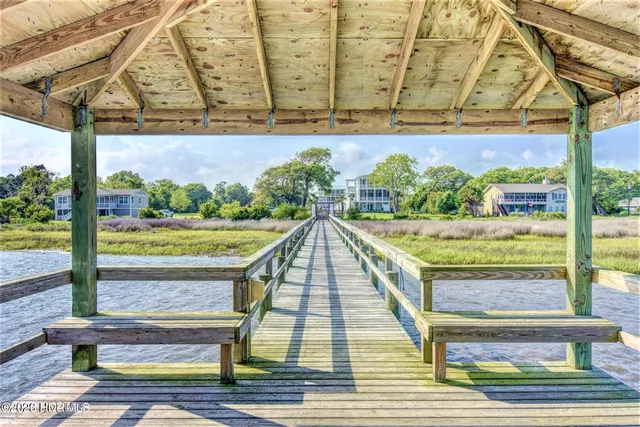 $749,900 | 114 Cove Side Lane, Hampstead, NC 28443