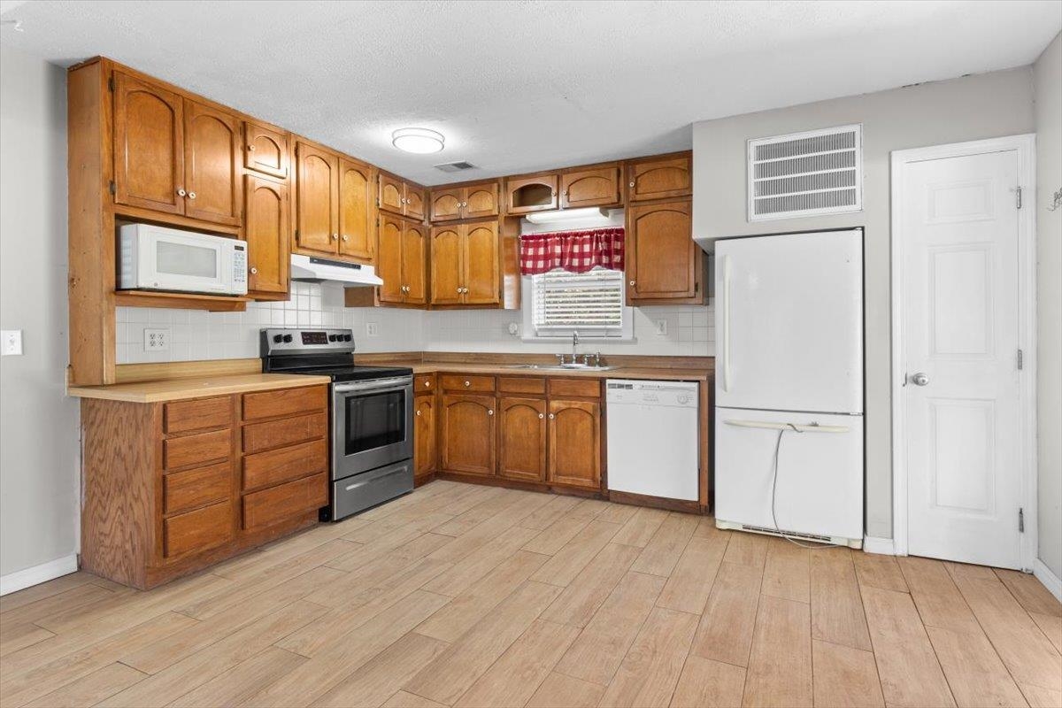 19255 Gunnison Road Fairhope, AL 36532 - Photo 5 of 34 Kitchen